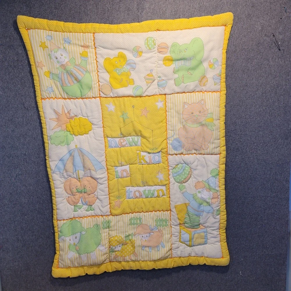 VIntage Downlon‎ Baby Quilt Yellow New Kid In Town Crib Blanket
